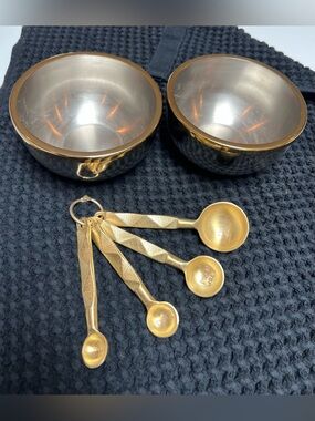 Gold-Tone Measuring Spoons & Matching Bowls Set.., brite n shinny!